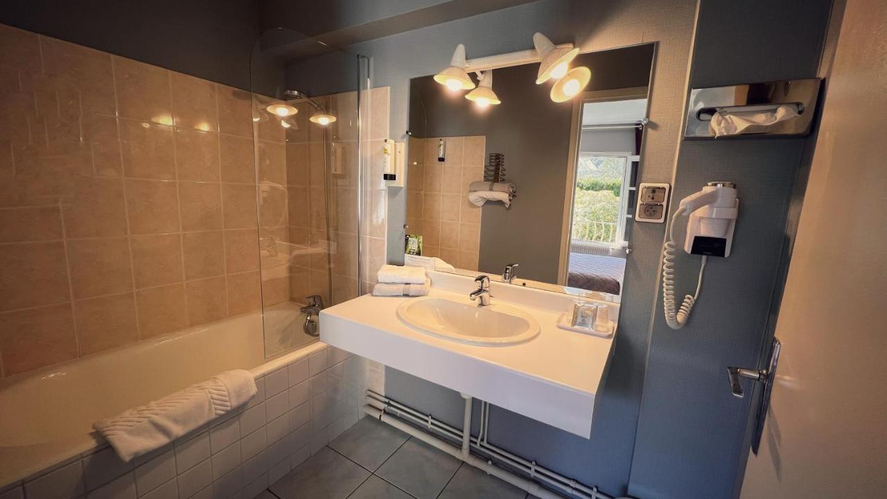Logis Hotel Restaurant Des Voyageurs Tarnac Bagian luar foto