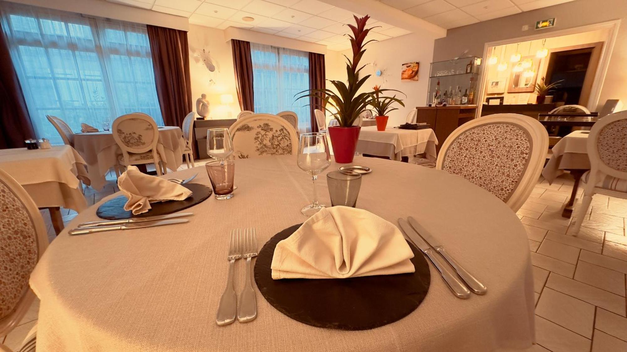 Logis Hotel Restaurant Des Voyageurs Tarnac Bagian luar foto