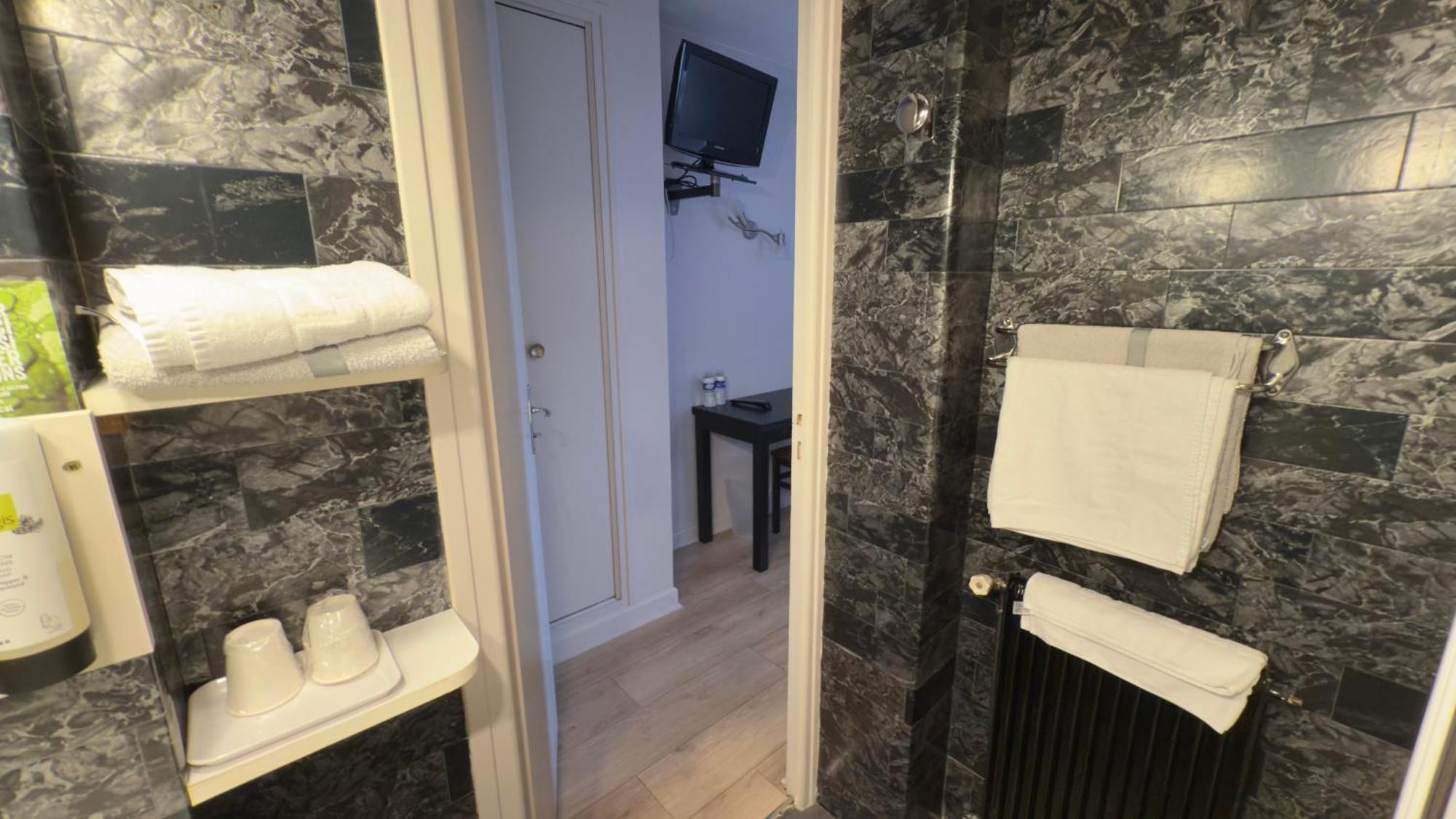Logis Hotel Restaurant Des Voyageurs Tarnac Bagian luar foto