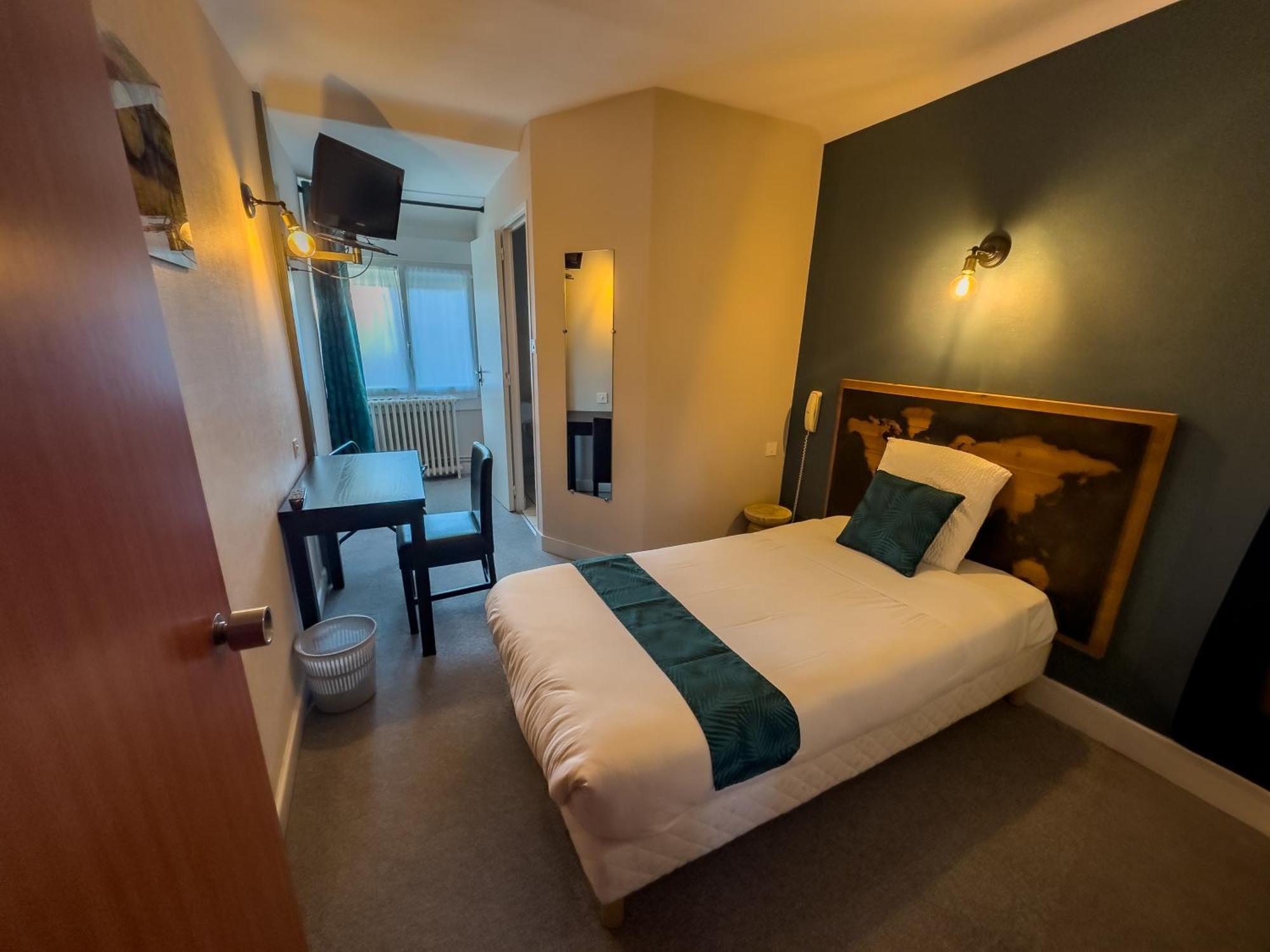 Logis Hotel Restaurant Des Voyageurs Tarnac Bagian luar foto