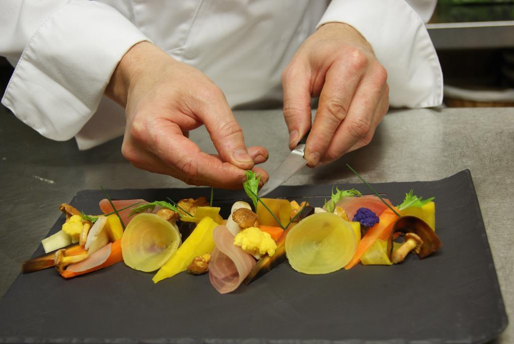 Logis Hotel Restaurant Des Voyageurs Tarnac Bagian luar foto