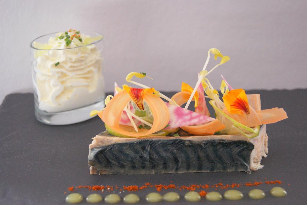 Logis Hotel Restaurant Des Voyageurs Tarnac Bagian luar foto